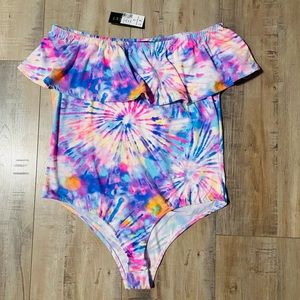 NWT- DISCREET PRINTED RUFFLE FLOUNCE BODY SUIT 💕